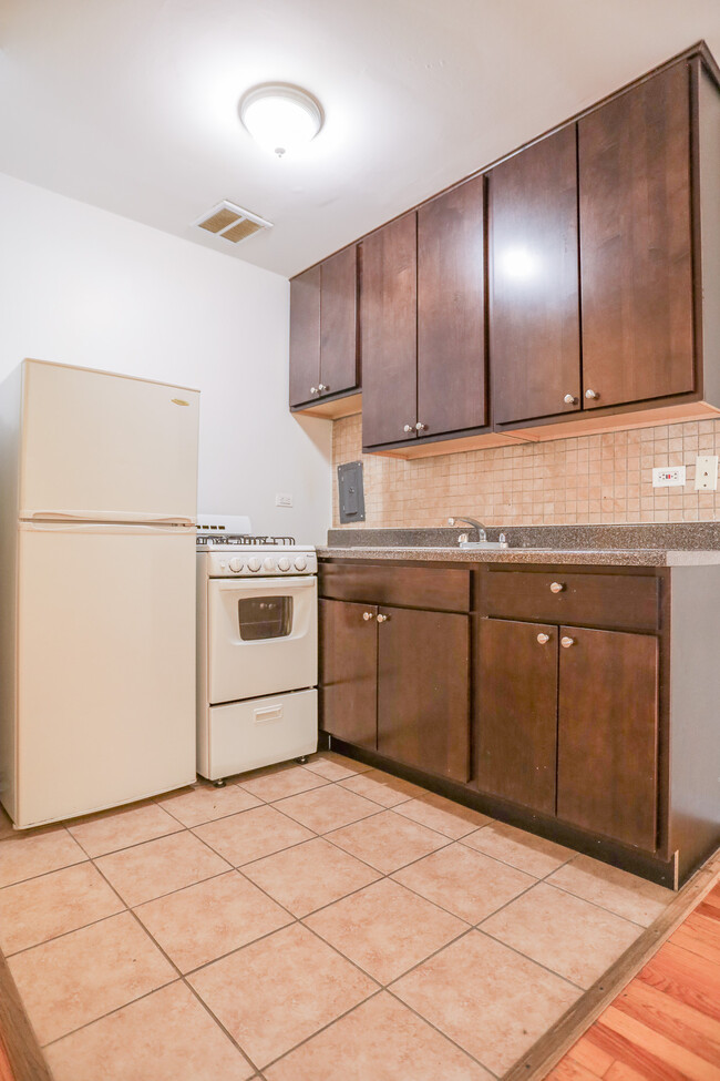 Building Photo - 1068 W Catalpa Ave Unit #201 Rental
