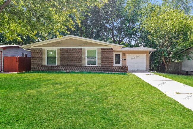 Building Photo - 2370 Palm Dr