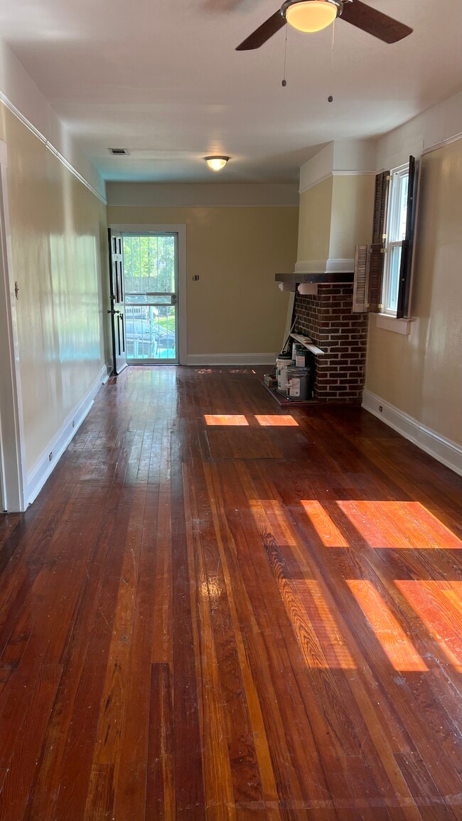 Del comedor a la sala de estar - 2537 Jasmine St