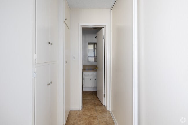 1BR, 1BA - 700SF - Bathroom