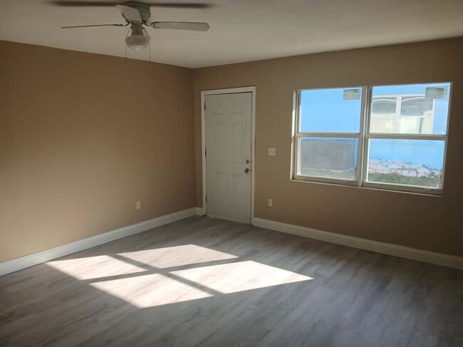 Photo - 753 NE 9th St