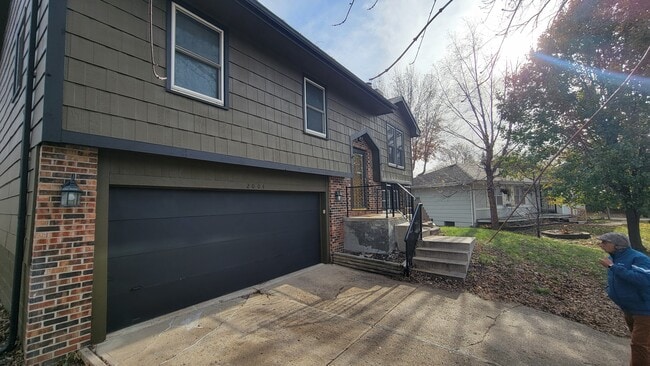 Photo - 2004 E Hughes Ave