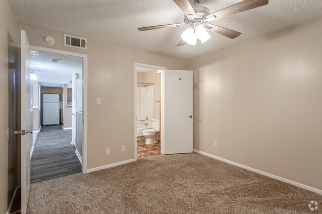2BR, 2BA - 978SF
