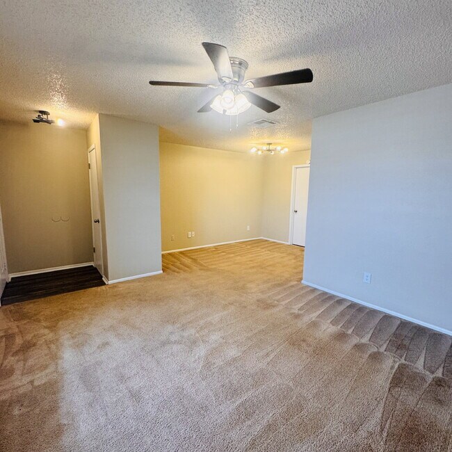 Photo - Cozy 1-Bedroom Retreat: Spacious 850 Sq. Ft. Multiplex in Groves, TX! Unidad 8