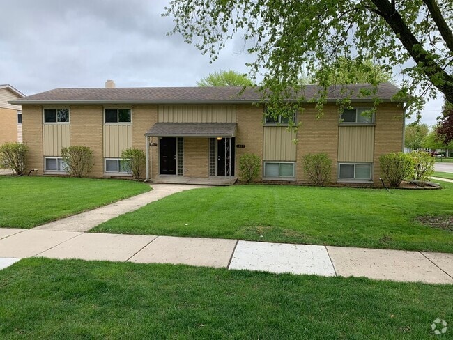 Building Photo - Spacious 3 bd 1.5 bth Raised Ranch Duplex Rental