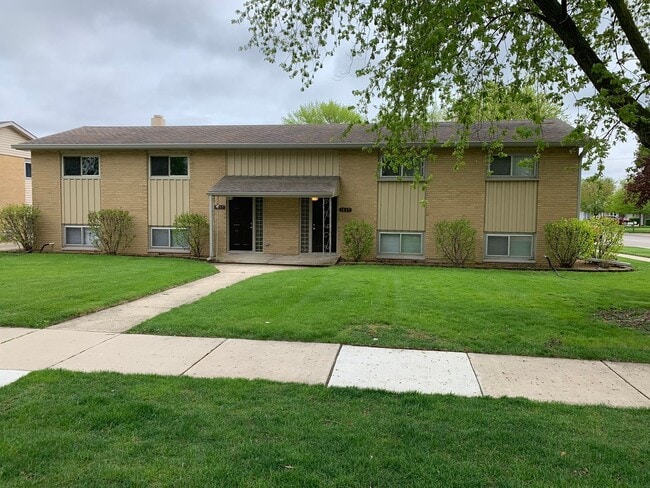 Spacious 3 bd 1.5 bth Raised Ranch Duplex - Spacious 3 bd 1.5 bth Raised Ranch Duplex House