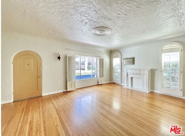 Photo - 227 N Swall Dr