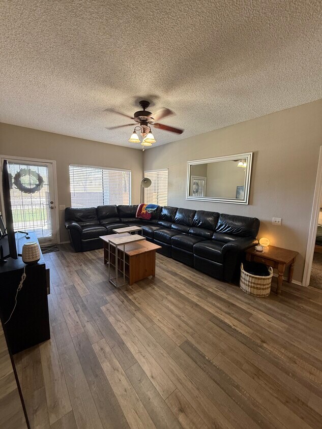 Light and bright living area - 2035 S Elm St (Tempe, AZ)