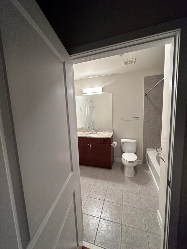 Bathroom - 400 W Peachtree St NW Unidad 3908