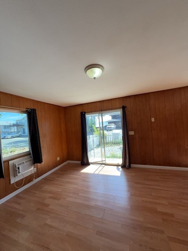 Photo - 2435 Lakeshore Blvd Unit 1