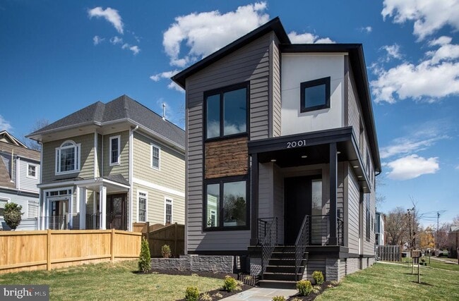 Photo - 2001 N George Mason Dr