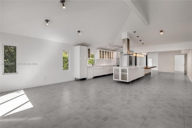 Photo - 801 NE 118th St