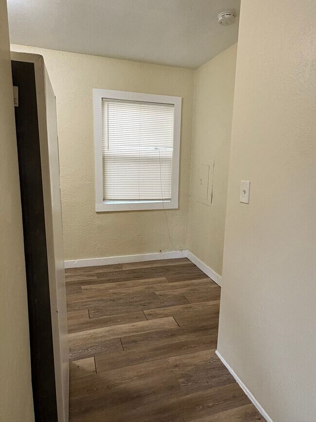 Photo - 1733-1735 Grove St S