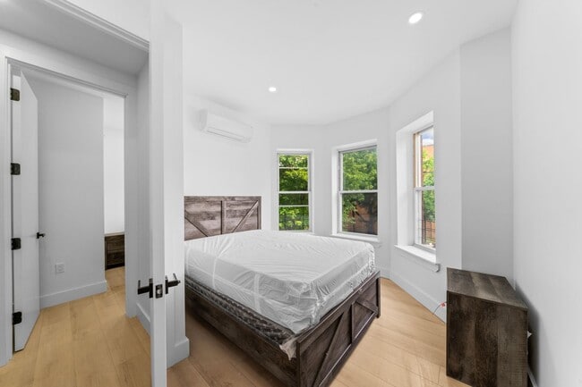 Building Photo - 514 E188 BH LLC Unit 2