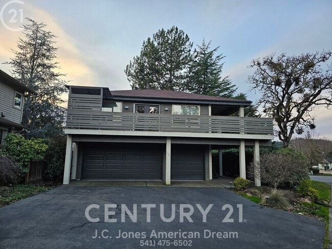 Building Photo - Prime Southern Oregon Location for the Outdoor Enthusiast