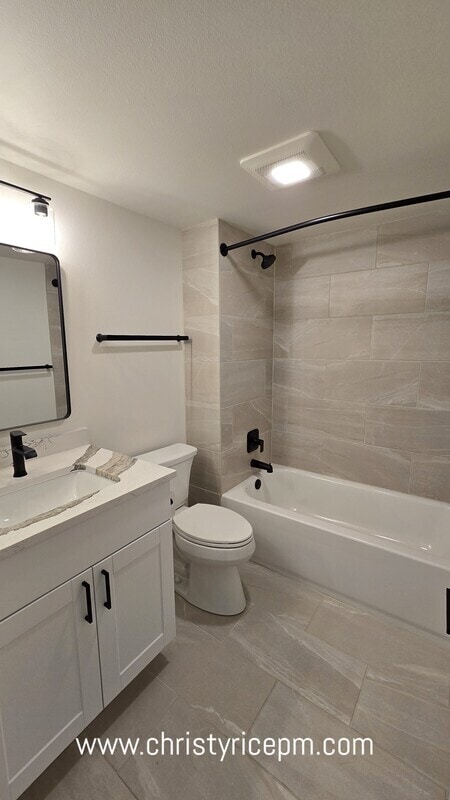 Photo - 31721 W Commercial St Unidad B