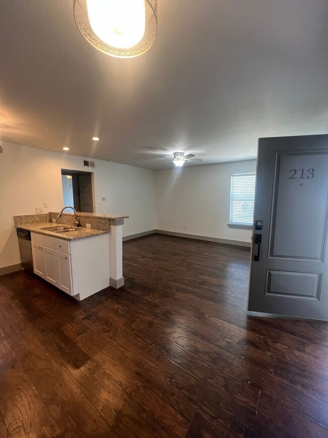 Photo - 4633 Fairmount St