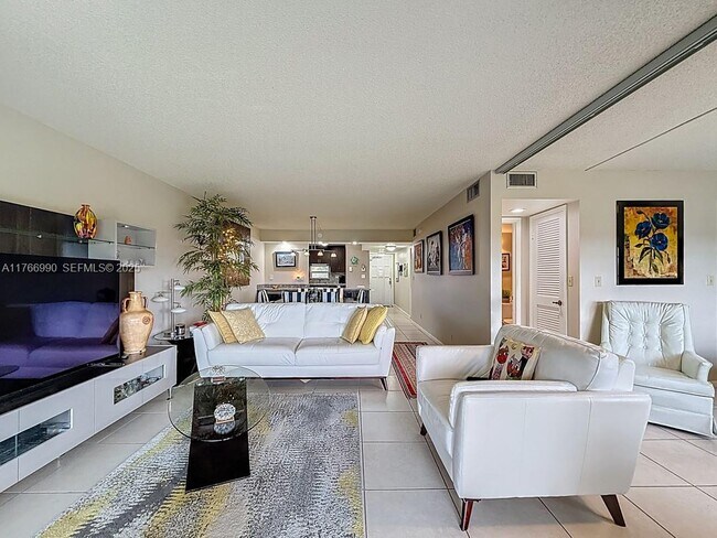 Photo - 9411 N Hollybrook Lake Dr Unit 304