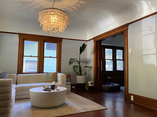 Shared Living Room - 13514 Bailey St Unidad 1