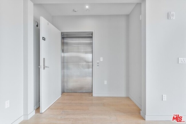 1621 Malcolm Ave Unit 401
