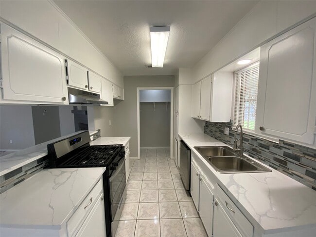 Photo - 12730 Labelle Ln