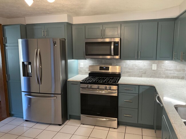 Photo - Spacious 3bed 3 bath Split-Level in Bethel...