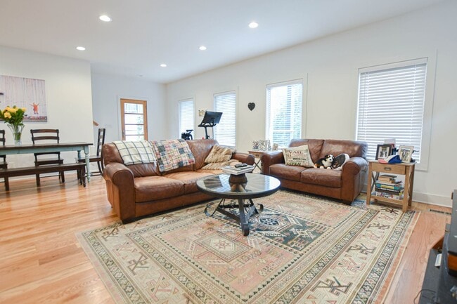 Photo - Modern Three Bedroom!