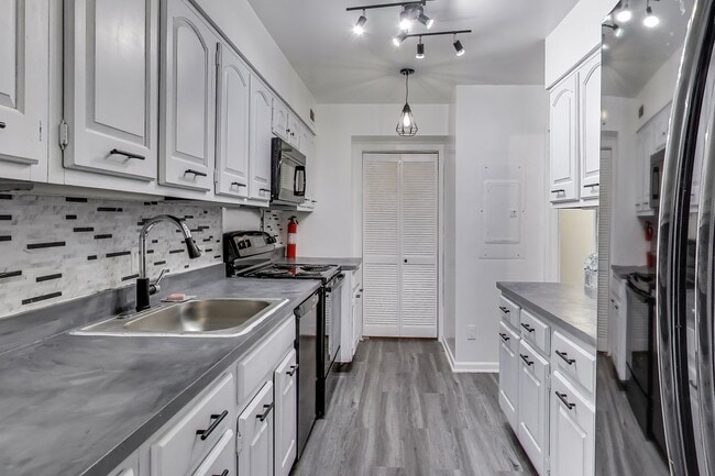 Photo - Large Foggy Bottom Beauty - 1+Den + 1 FB