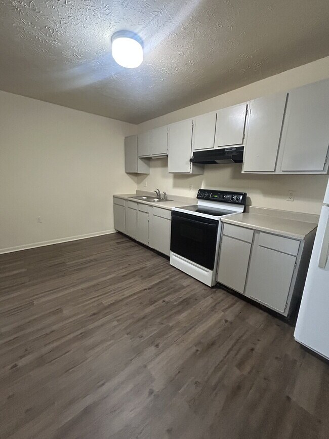 Photo - 2 Bedroom 1.5 Bath Townhome on culdesac with fenced in back yard. Close to shops, I-81 commuter r...