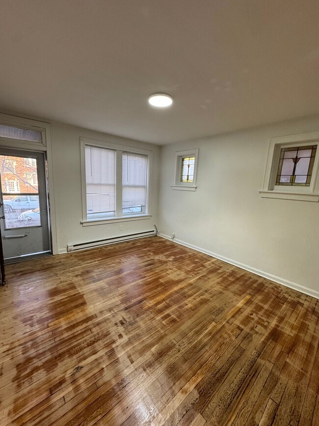 LIVING ROOM - 4962 Lindenwood Ave Unit B
