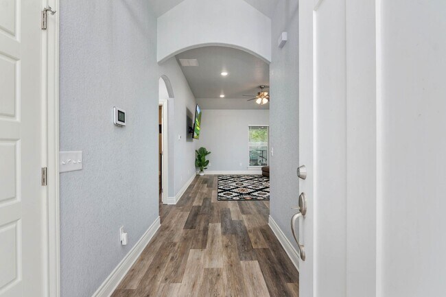 Photo - 230 Club View W