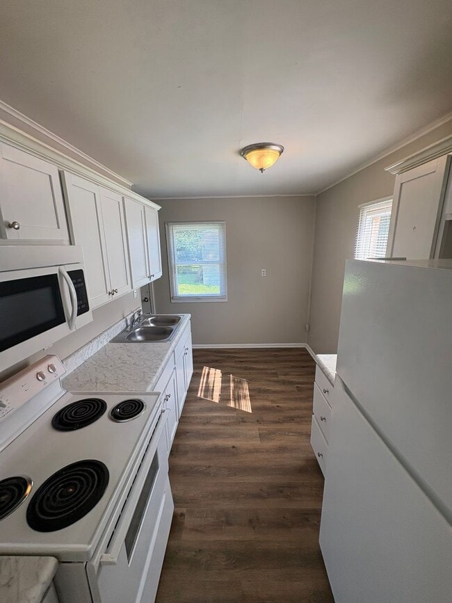 Photo - 925 W Willow Ln