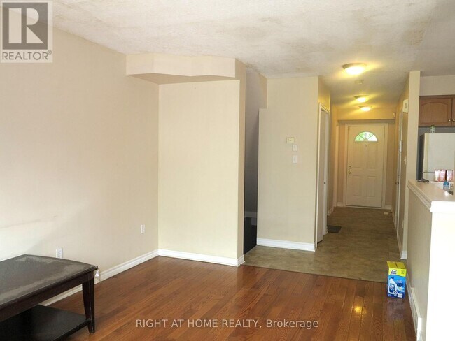Photo - 692 Oakcrossing Rd