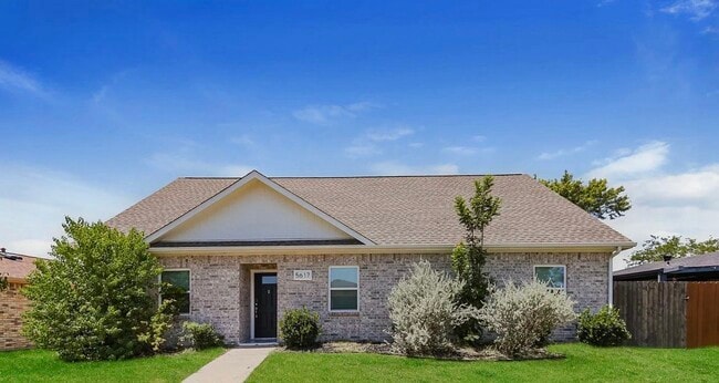 Building Photo - MOVE IN READY