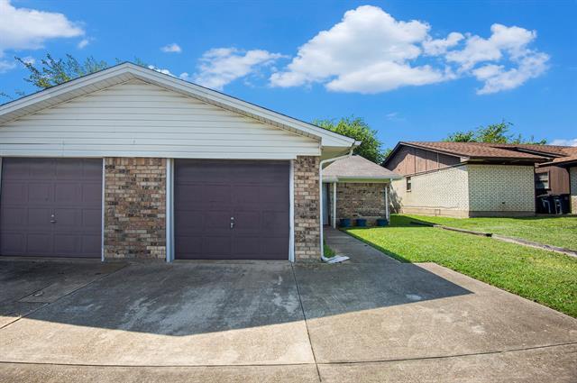 Building Photo - 6819 W Cleburne Rd Rental