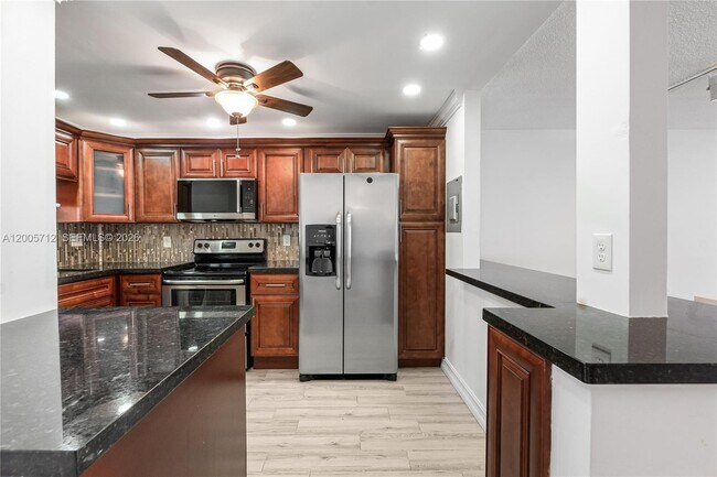 Building Photo - 711 S Hollybrook Dr Unit 209