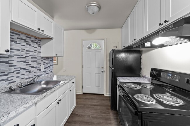 2 Bed, 1 Bath Townhome - Renovated - The Oaks Gate City