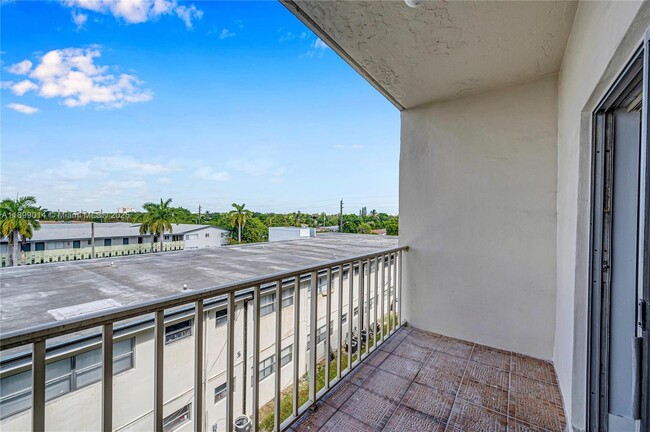 Photo - 16750 NE 10th Ave Unidad 329
