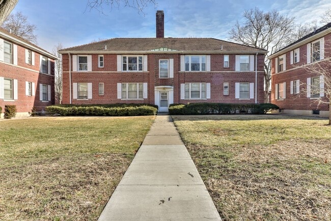 Building Photo - 2 bedroom, 1 bath condo close to Blair Par...