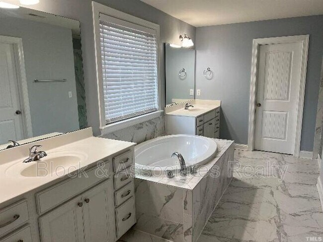 Photo - 121 Red Bark Ct