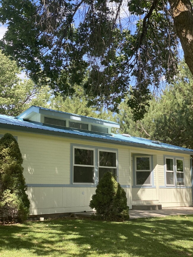 Building Photo - Country Living, 3 Bedroom, 2 Bath Home in New Castle Unit Main House