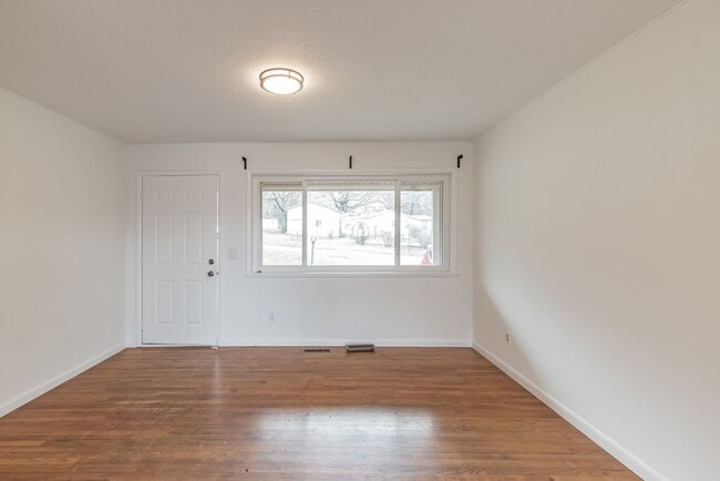 Photo - 1737 E 5th St