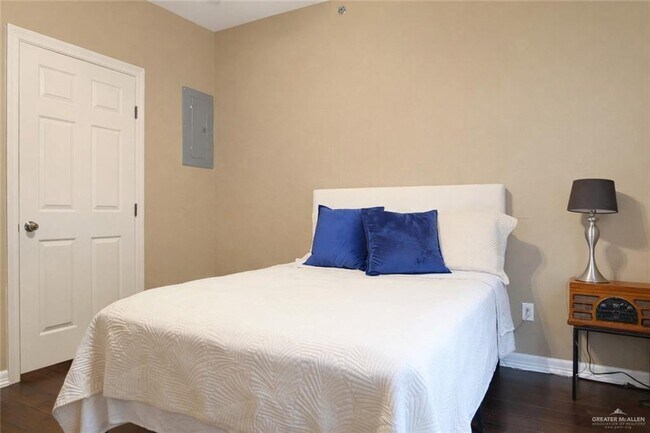 Photo - 14 W Daffodil Ave