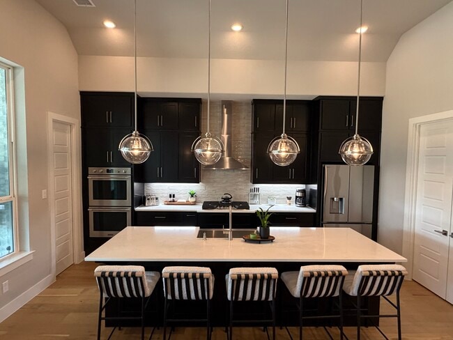 Cocina, hornos dobles, microondas en la isla - 1712 Friendship Ln
