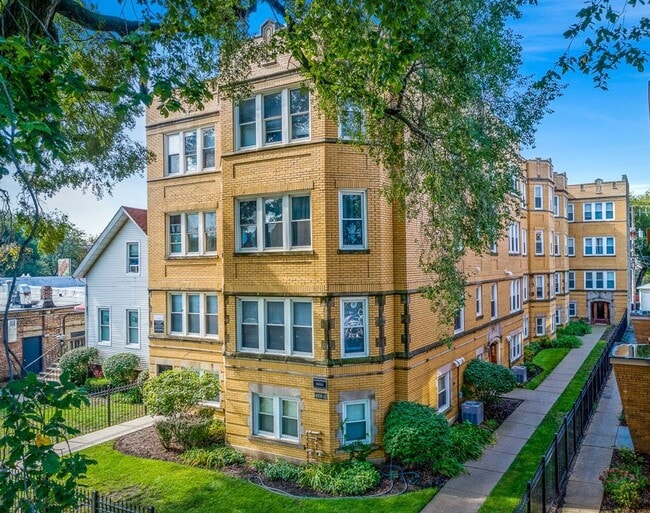 Building Photo - 4808 N Paulina St Unit 2W