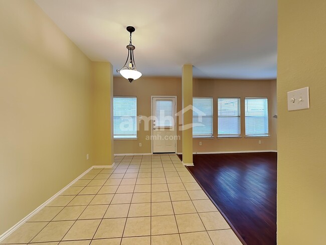 Photo - 1003 Utopia Ln