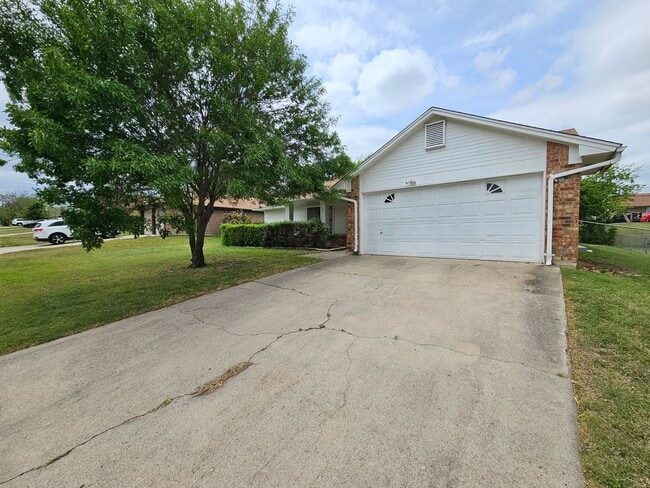 Building Photo - AVAILABLE NOW!