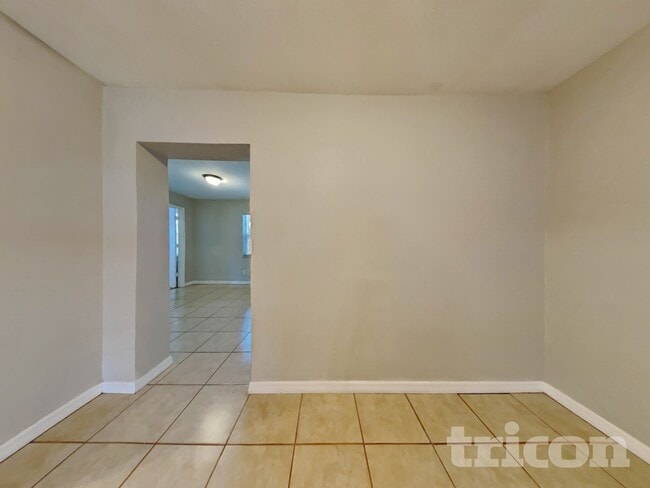 Photo - 1430 Thames Ln