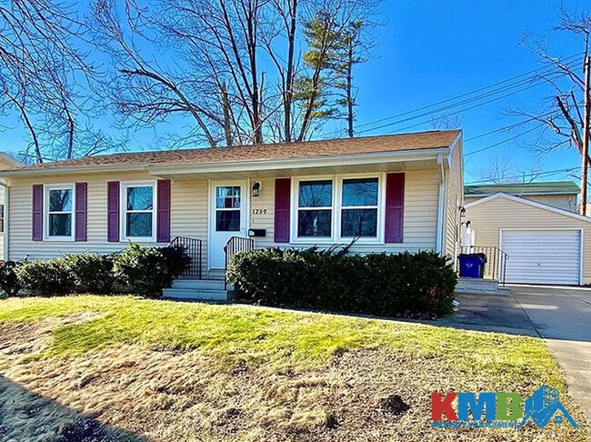 Building Photo - 1209 Harold Dr SE