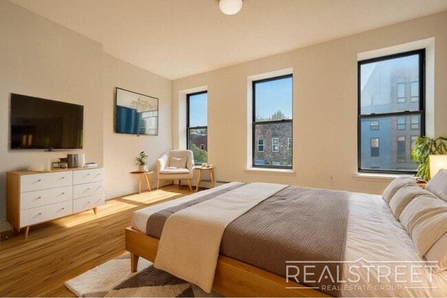 Charming 2 Bed 1.5 Bath Upper Duplex in Bushwick with Garden